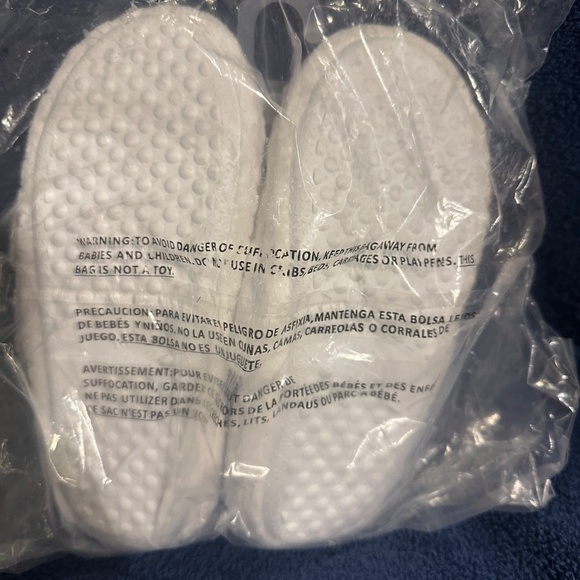 Girls Fao Schwartz Debossed Slide Slippers White M2-3 - Picture 4 of 4